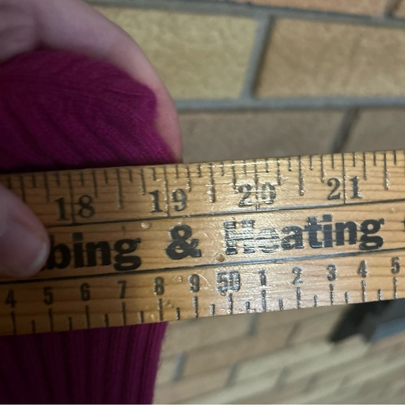 Neiman Marcus Exclusive Ribbed Dark Pink Turtleneck Sweater 100% Cashmere Size M - Picture 5 of 5